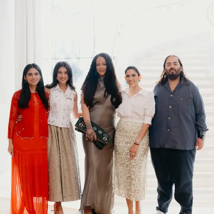 बॉडी हगिंग मैक्सी ड्रेस में रिहाना का दिखा ग्लैमर