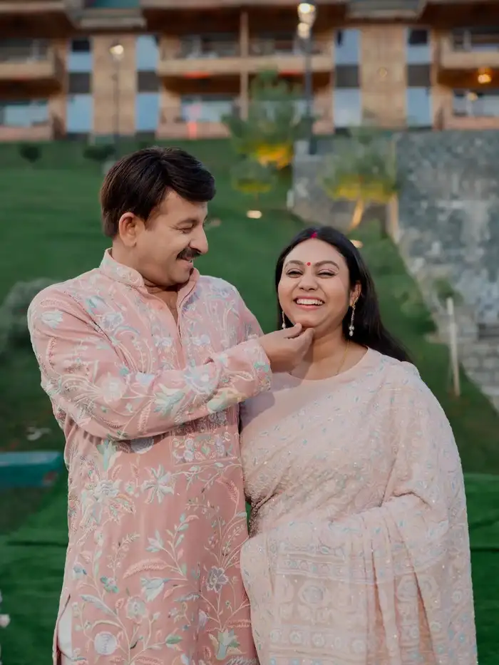 पेस्टल आउटफिट्स में की ट्विनिंग