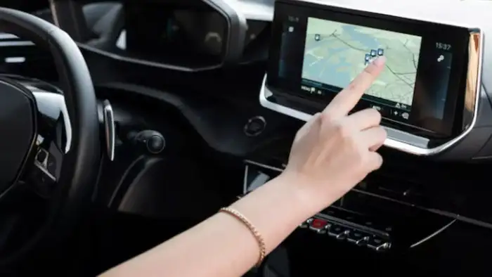 इंफोटेनमेंट स्क्रीन को साफ करने के लिए क्या चाहिए?