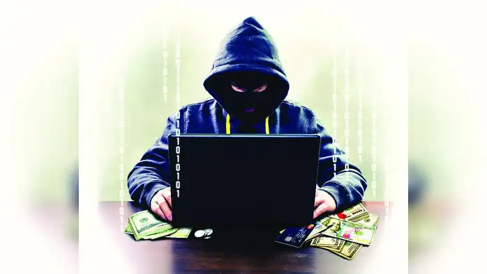 D-ब्लॉक से उठीं लपटें, थोड़ी ही देर में लिया विकराल रूप D-ब्लॉक से उठीं लपटें, थोड़ी ही देर में लिया विकराल रूप