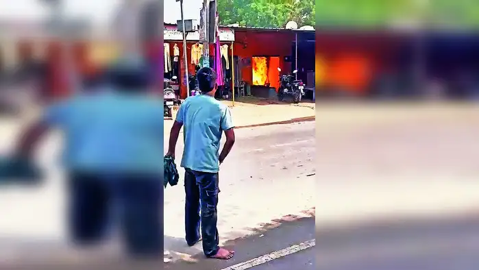 गैस लीकेज से मिठाई की दुकान में आग गैस लीकेज से मिठाई की दुकान में आग