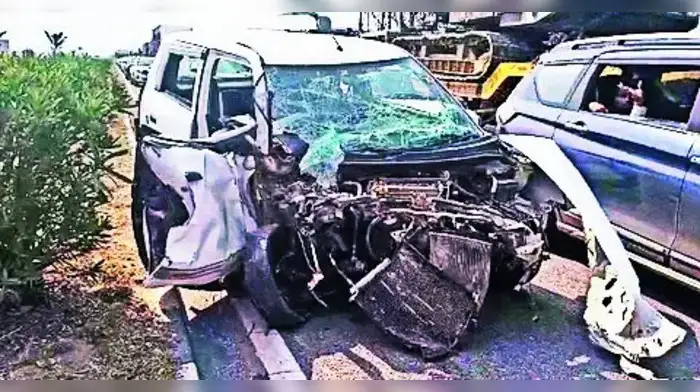 NH-9 पर डिवाइडर फांददूसरी गाड़ी से टकराई कार NH-9 पर डिवाइडर फांददूसरी गाड़ी से टकराई कार