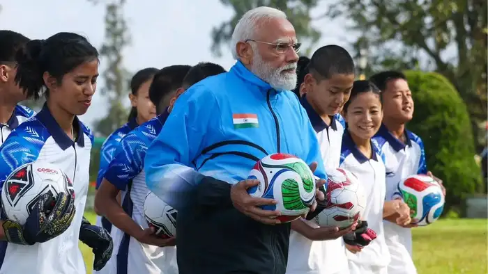 सोशल मीडिया पर पीएम मोदी की तारीफों की लगी झड़ी 