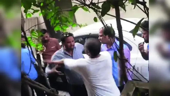 पुलिस से शिकायत करने पर डॉक्टर की पिटाई पुलिस से शिकायत करने पर डॉक्टर की पिटाई