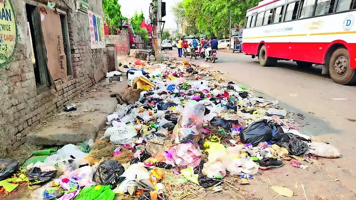 सफाई का काम ठप, कूड़ा बिखरा सफाई का काम ठप, कूड़ा बिखरा