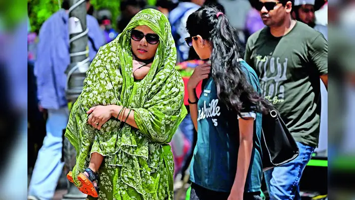तापमान में कमी पर उमस वाली गर्मी बढ़ा रही लोगों की परेशानी तापमान में कमी पर उमस वाली गर्मी बढ़ा रही लोगों की परेशानी