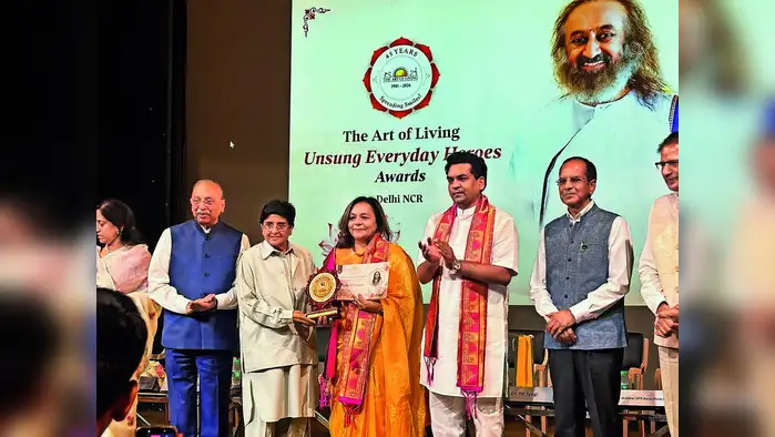 आर्ट ऑफ लिविंग से समाज में बदलाव ला रहे 'अनसंग हीरोज’ को किया गया सम्मानित आर्ट ऑफ लिविंग से समाज में बदलाव ला रहे 'अनसंग हीरोज’ को किया गया सम्मानित