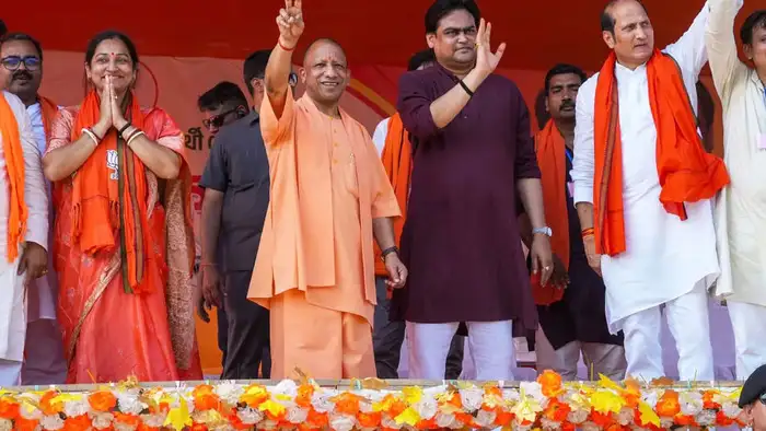 'टीएमसी की एक सांसद कहती है कि दिल में काबा और नयन में मदीना है'