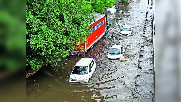 बंद घर का ताला तोड़ लाखों की जूलरी और नकदी चोरी बंद घर का ताला तोड़ लाखों की जूलरी और नकदी चोरी