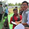 अधिकारी के सामने दंड़वत होने वाले दंपत्ति को क्यों नहीं मिला आवास ...