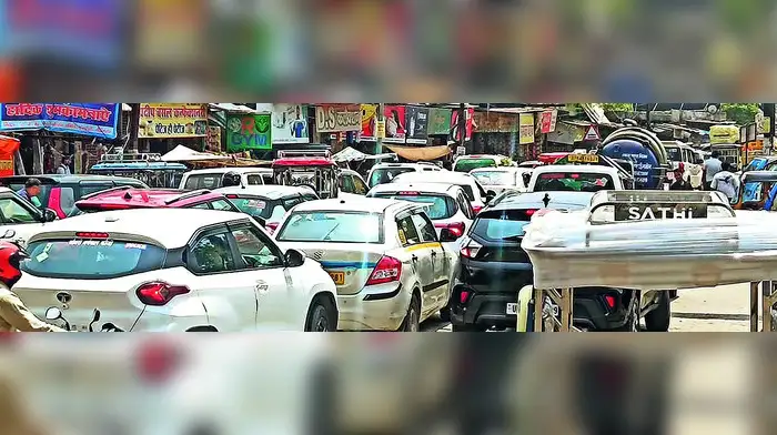 वाहनों के दबाव, बंद रेलवेफाटक से लग रहा जाम वाहनों के दबाव, बंद रेलवेफाटक से लग रहा जाम