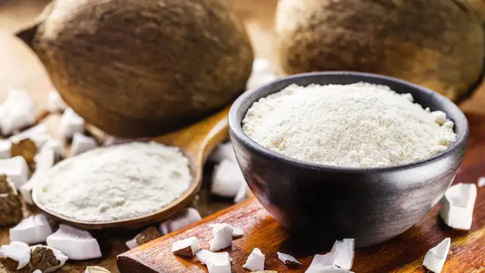 खास मसाले और नारियल डालना