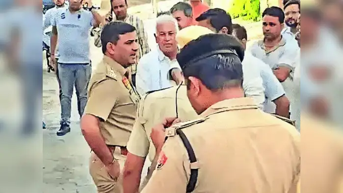 स्कूटी लॉक करते क्लर्क की सिर में गोली मारकर हत्या स्कूटी लॉक करते क्लर्क की सिर में गोली मारकर हत्या