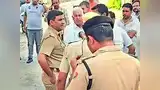 स्कूटी लॉक करते क्लर्क की सिर में गोली मारकर हत्या स्कूटी लॉक करते क्लर्क की सिर में गोली मारकर हत्या