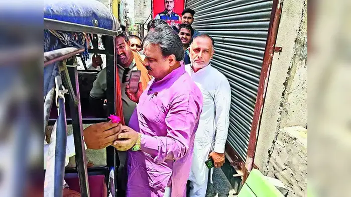 डिप्टी स्पीकर ई-रिक्शा से पहुंचे लघु सचिवालय डिप्टी स्पीकर ई-रिक्शा से पहुंचे लघु सचिवालय