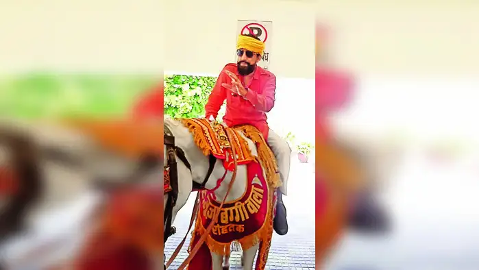 मोदी की अपील पर कार छोड़ी, घोड़ी की सवारी की मोदी की अपील पर कार छोड़ी, घोड़ी की सवारी की