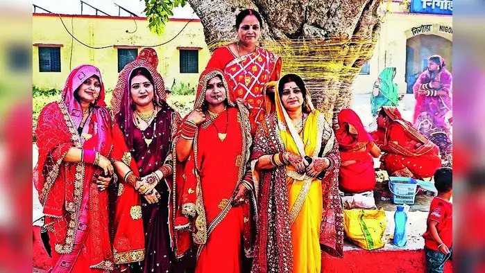 सुहागिनों ने वट वृक्ष में बांधा धागा सुहागिनों ने वट वृक्ष में बांधा धागा