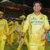 एमएस धोनी की कुर्सी उठाते हुए उर्विल पटेल का संस्कारी व्यवहार
