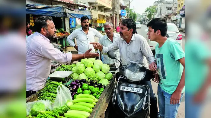 बकाया पैसे मांगने पर पहले कहासुनी बकाया पैसे मांगने पर पहले कहासुनी