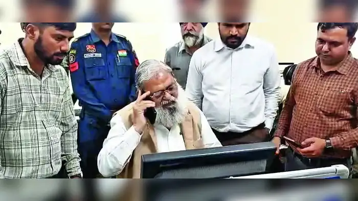 बिजली विभाग के कॉल सेंटर पर विज का छापा बिजली विभाग के कॉल सेंटर पर विज का छापा