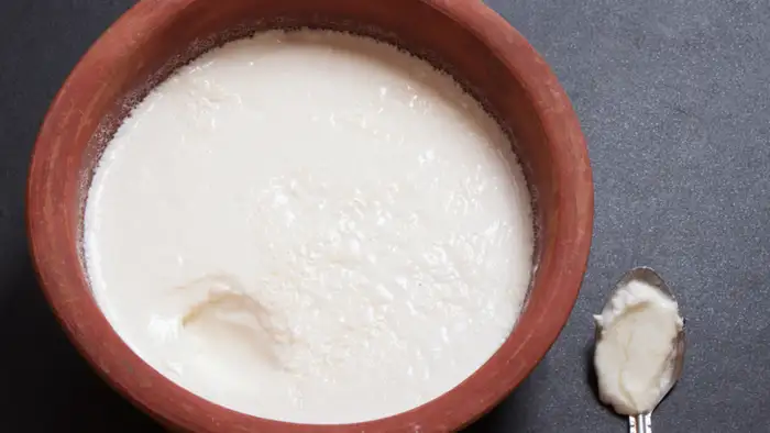 कुकर के अंदर रखें हांडी, 1 घंटे में दही तैयार 