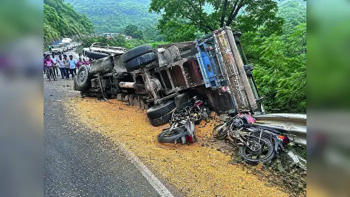 हाइवे पर मक्के से भरा ट्रक दो बाइक्स पर पलटा, चार की मौत हाइवे पर मक्के से भरा ट्रक दो बाइक्स पर पलटा, चार की मौत