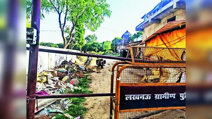 कसमंडी कलां में पुलिस ने बढ़ाई सख्ती, लगे बैरिकेड कसमंडी कलां में पुलिस ने बढ़ाई सख्ती, लगे बैरिकेड