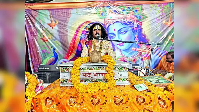 भक्तों ने खेली फूलों की होली भक्तों ने खेली फूलों की होली