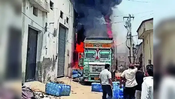 पानीपत में 1,000 वोल्ट की तार छूते ही ट्रक हुआ स्वाहा पानीपत में 1,000 वोल्ट की तार छूते ही ट्रक हुआ स्वाहा