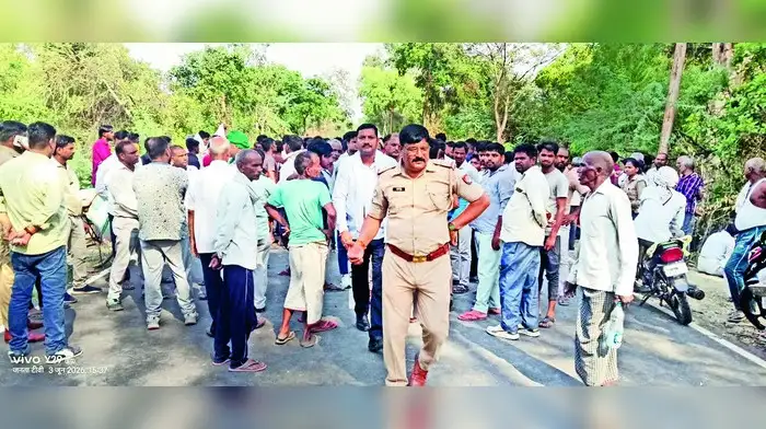 ट्रक की टक्कर से महिला की मौत, कार्रवाई के लिए प्रदर्शन ट्रक की टक्कर से महिला की मौत, कार्रवाई के लिए प्रदर्शन