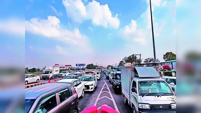 टीजीटी परीक्षा : दखिना टोल प्लाजा पर आधे घंटे तक फंसे रहे वाहन टीजीटी परीक्षा : दखिना टोल प्लाजा पर आधे घंटे तक फंसे रहे वाहन