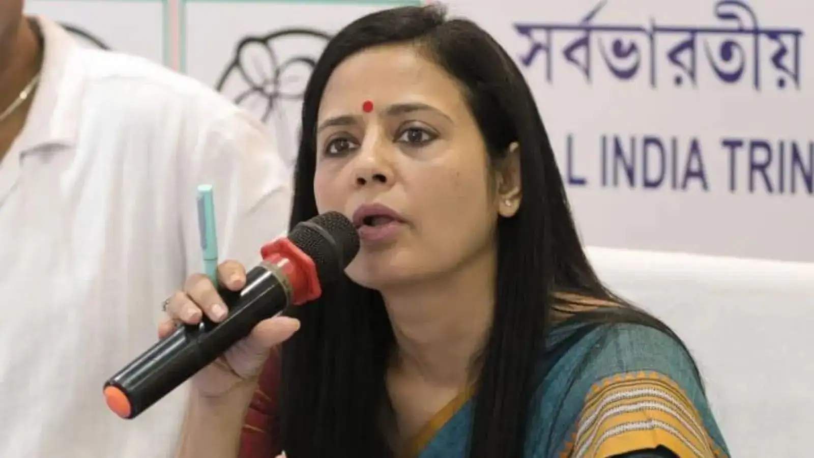 फालतू हैं बागी, TMC का नाम लेने का हक नहीं, महुआ मोइत्रा ने पार्टी में टूट के लिए शुभेंदु अधिकारी को भी सुनाया