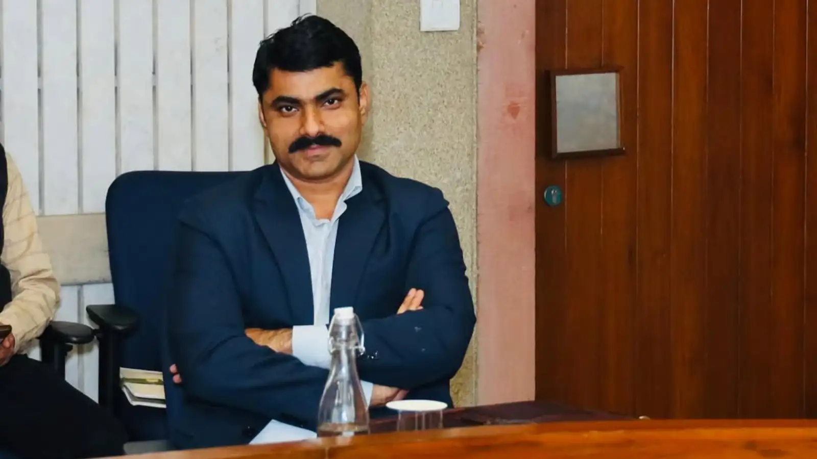 Success Story: ‘ऊंटगाड़ी पर ईंटें ढोई, गांव में निकलना मुश्किल हो गया’ शादी के 17 साल बाद निकाला UPSC, बने अफसर