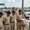 Greater Noida: हाईवे पर ट्रैफिक व्यवस्था में लापरवाही पड़ी भारी, दारोगा समेत चार पुलिसकर्मी निलंबित