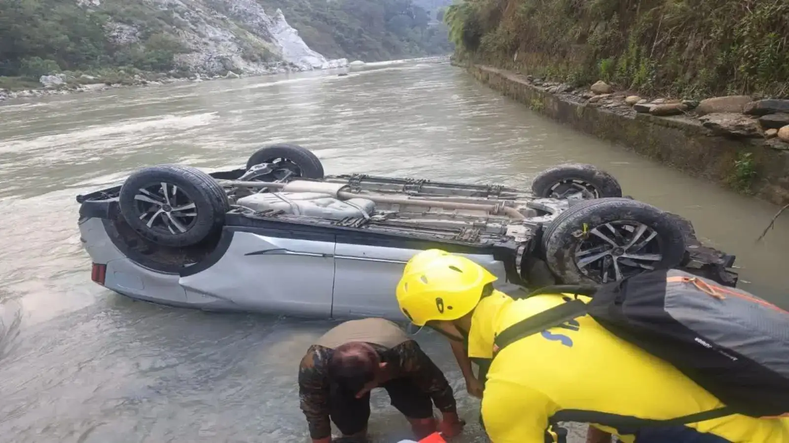Uttarakhand: तिलवाड़ा में चारधाम यात्रियों की कार नदी में गिरी, बंगाल के 5 यात्री घायल, SDRF ने बचाया