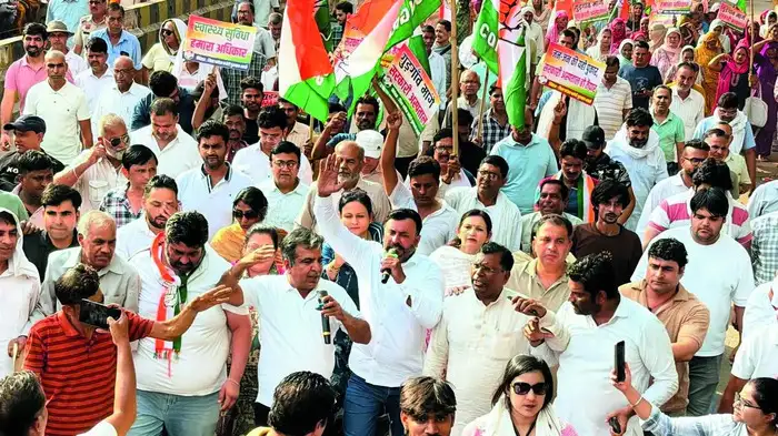 6 महीने पहले जर्जर घोषित हुआ था स्कूल, अब भी लग रहीं क्लास 6 महीने पहले जर्जर घोषित हुआ था स्कूल, अब भी लग रहीं क्लास