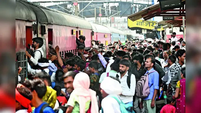 ट्रैफिक पुलिस की मदद से पहुंचीं 2 छात्राएं ट्रैफिक पुलिस की मदद से पहुंचीं 2 छात्राएं