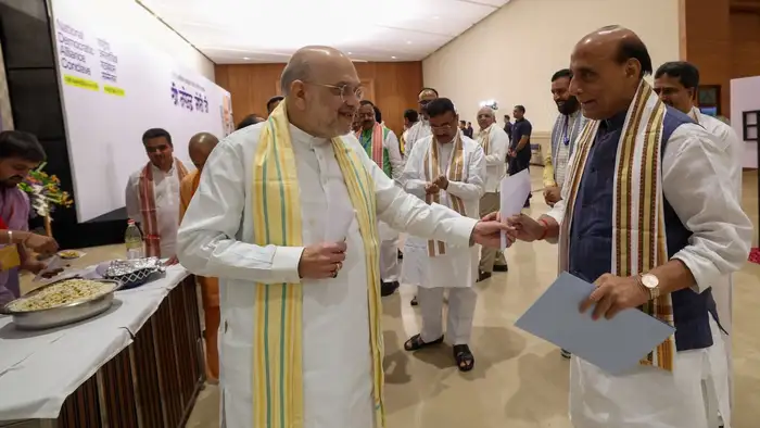 अमित शाह और राजनाथ सिंह की अनौपचारिक बातचीत
