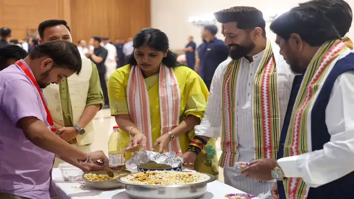 'झालमुड़ी ब्रेक' से साथ आए सभी नेता, चिराग पासवान भी इस स्नैक को देख हुए खुश