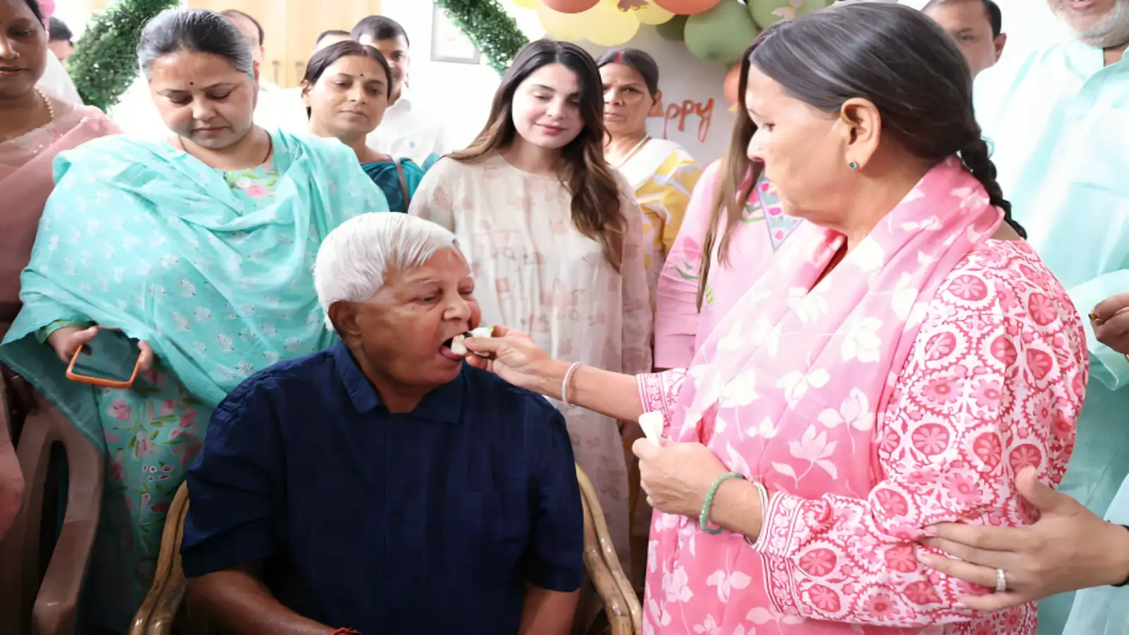 Lalu Yadav Birthday: हैप्पी बर्थडे साहेब! फिर राबड़ी ने अपने हाथों से खिलाया लालू को केक