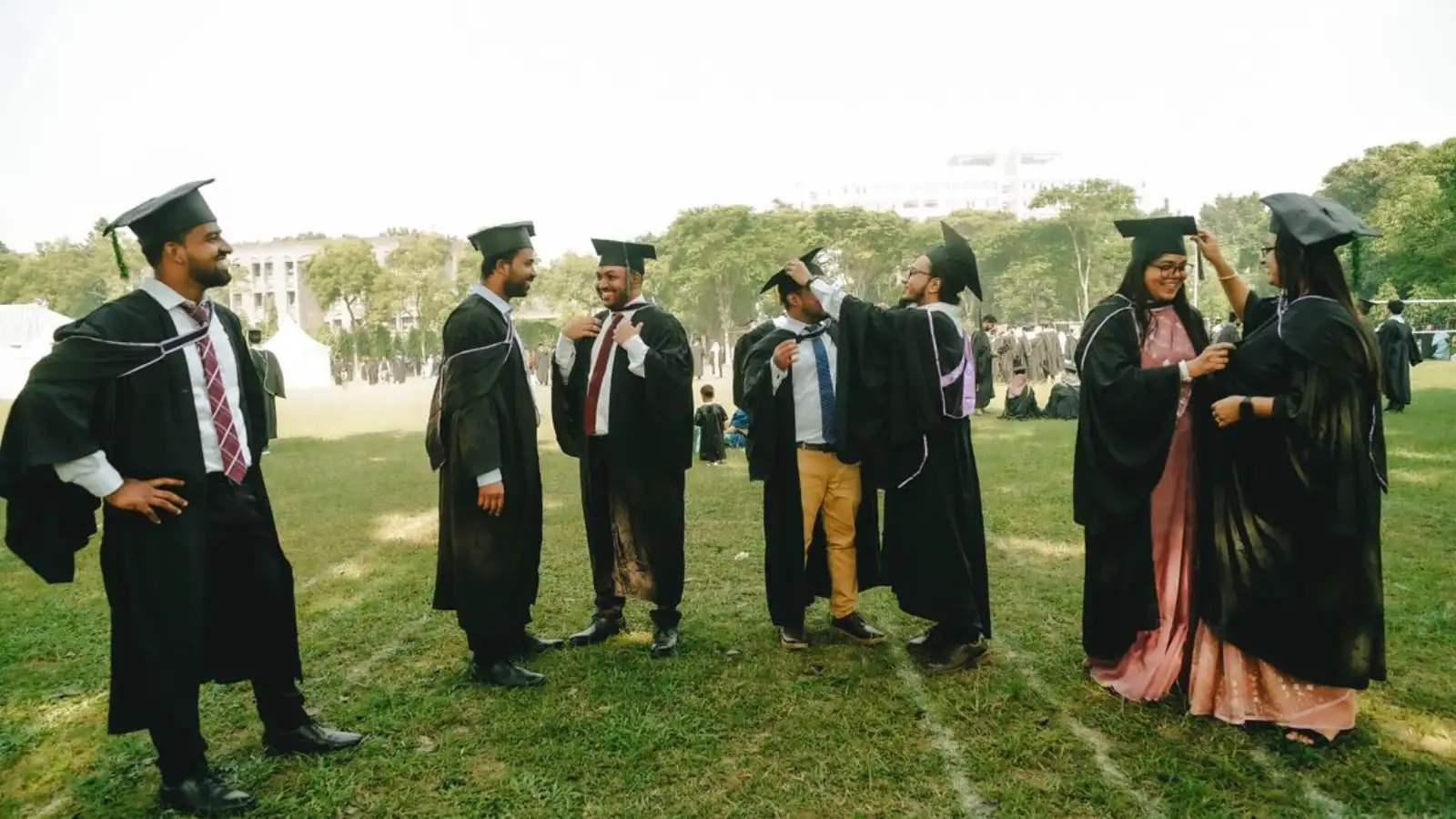 Graduation Dress: US में ग्रेजुएशन सेरेमनी में शामिल हो रहे हैं? क्या पहनकर जाएं भारतीय स्टूडेंट, यहां जानिए