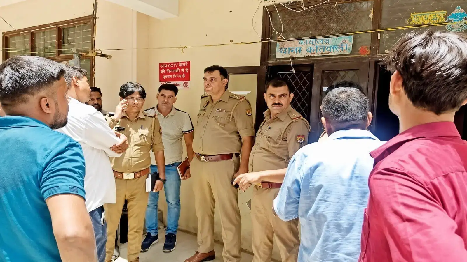 Ghaziabad: सोसायटी में बीटेक स्टूडेंट का मिला शव, युवती समेत तीन पर सुसाइड के लिए उकसाने का केस दर्ज