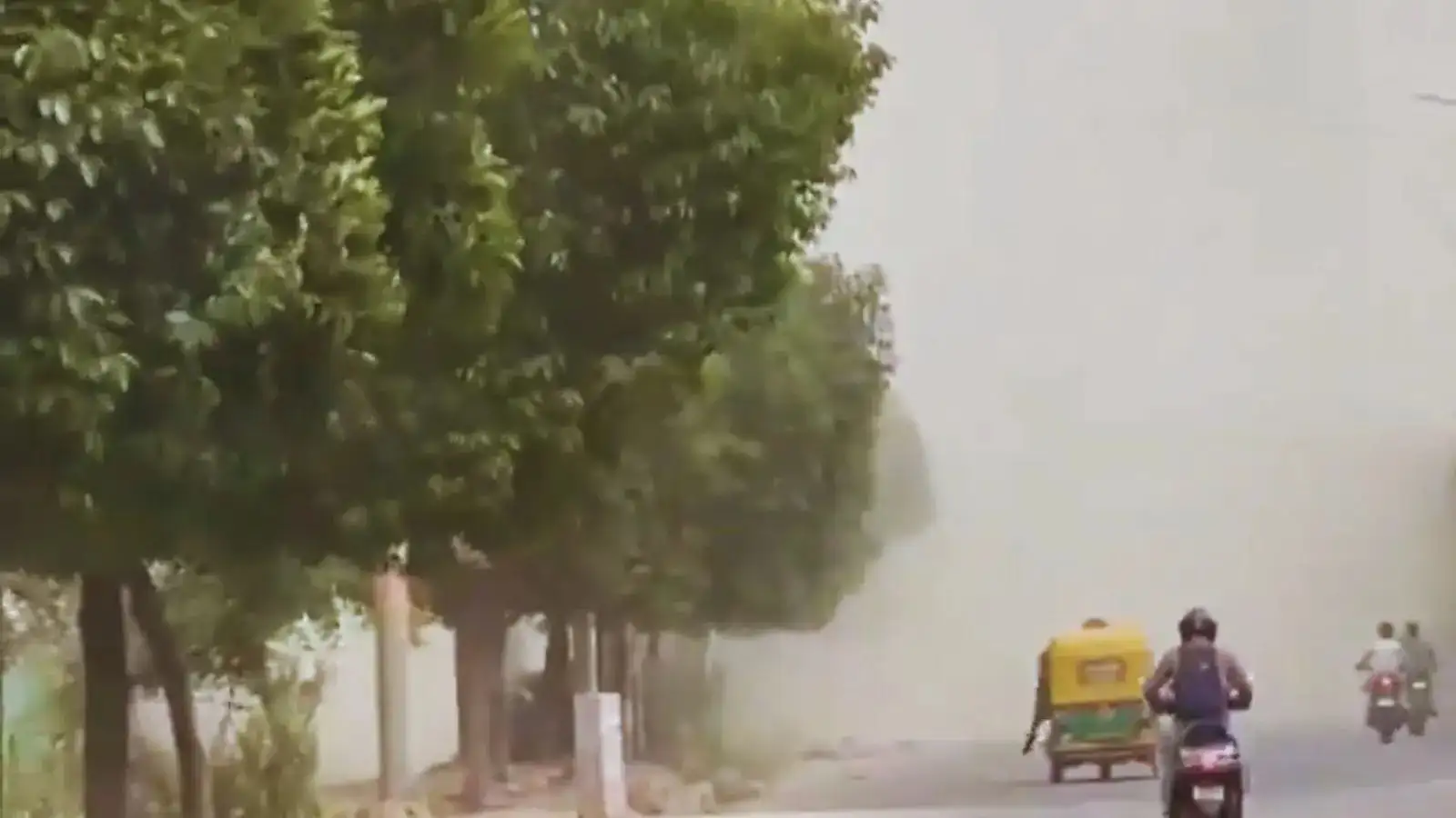 उत्तर प्रदेश के 15 जिलों में 80 किलोमीटर की रफ्तार से चलेगी आंधी; IMD ने जारी किया अलर्ट, रहिए सावधान