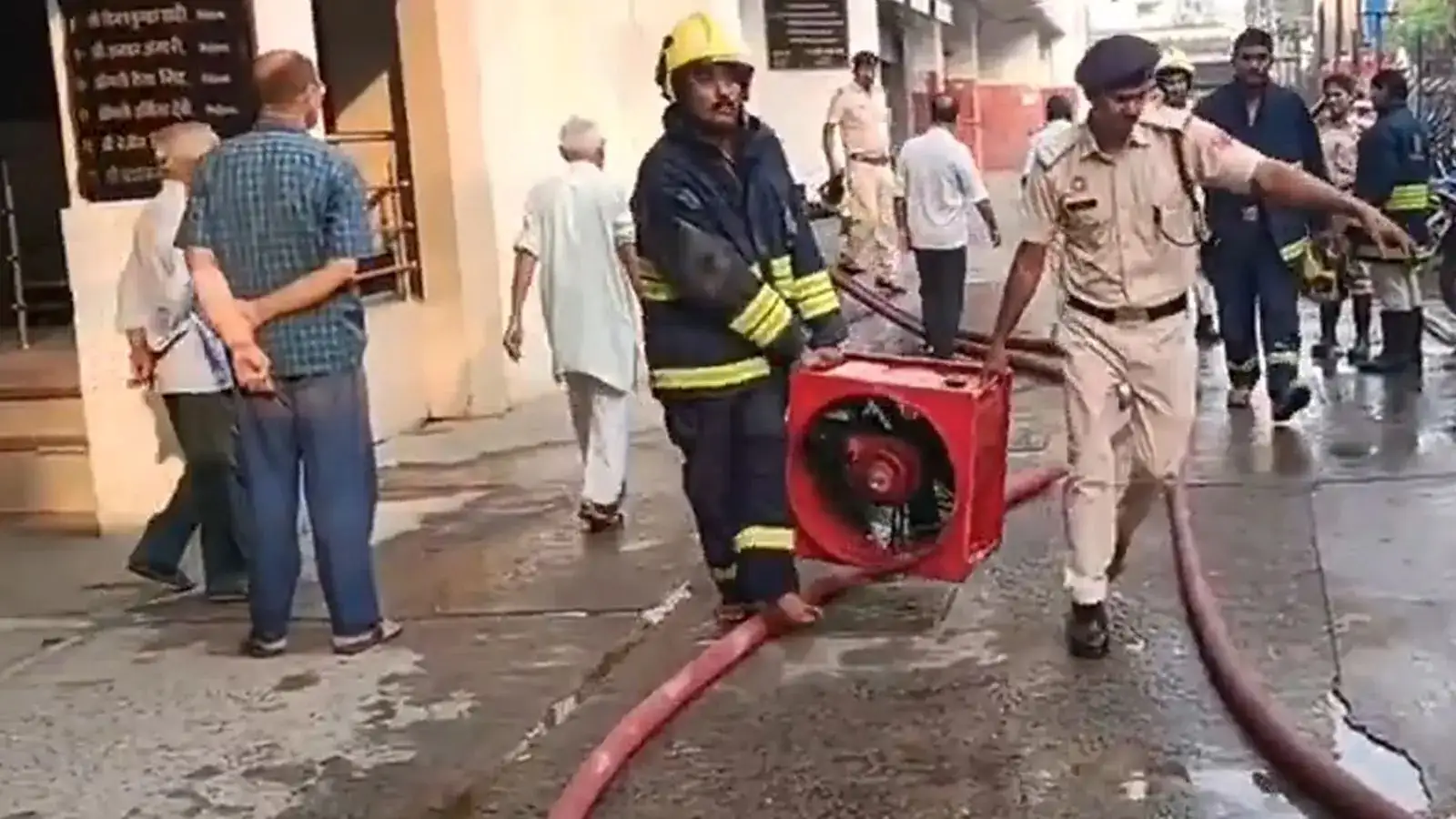 पटना में बिस्कोमान भवन के 13वीं मंजिल पर लगी आग, लपटें और धुएं का गुबार उठा, मौके पर पहुंची फायर ब्रिगेड