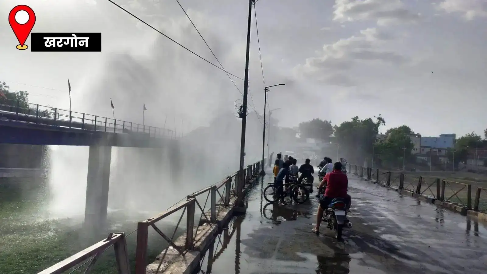 खरगोन में फूटी मुख्य पानी की पाइपलाइन, 40 फीट ऊंचा उठा फव्वारा, 15 हजार लोग परेशान