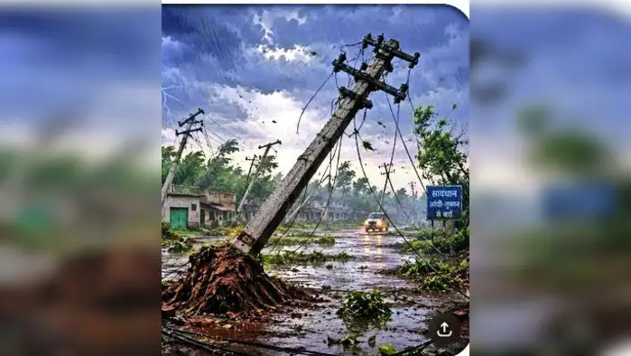 आंधी-तूफान से 13,000 खंभे उखड़े आंधी-तूफान से 13,000 खंभे उखड़े