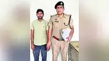 जल्दी के चक्कर में रेलवे ट्रैक को बनाया शॉर्टकट, मौत का डर नहीं जल्दी के चक्कर में रेलवे ट्रैक को बनाया शॉर्टकट, मौत का डर नहीं