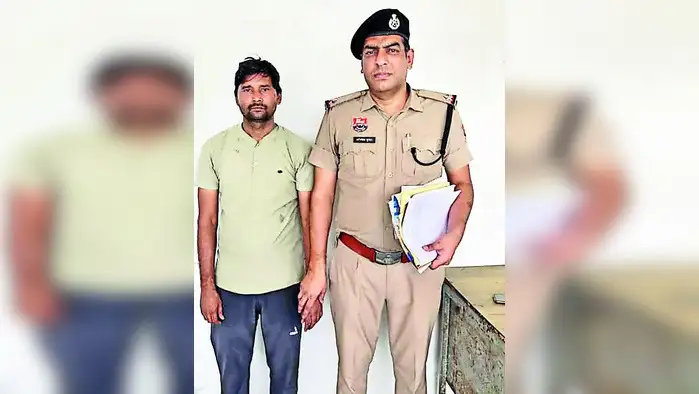 जल्दी के चक्कर में रेलवे ट्रैक को बनाया शॉर्टकट, मौत का डर नहीं जल्दी के चक्कर में रेलवे ट्रैक को बनाया शॉर्टकट, मौत का डर नहीं