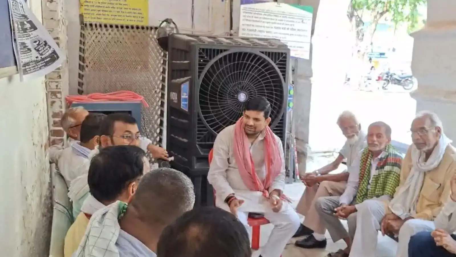 मऊ में ई-पंजीकरण व्यवस्था का विरोध, दस्तावेज लेखक और स्टाम्प वेंडर क्यों कर रहे प्रदर्शन?