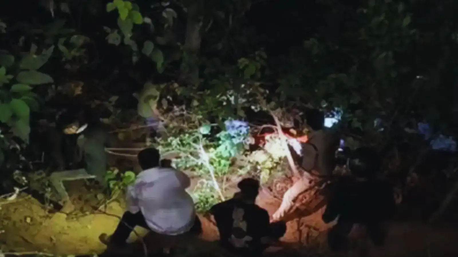 मेरठ से नैनीताल घूमने गया था परिवार, खाई में गिरी टेंपो ट्रैवलर; दो महिलाओं की मौत, 27 घायल